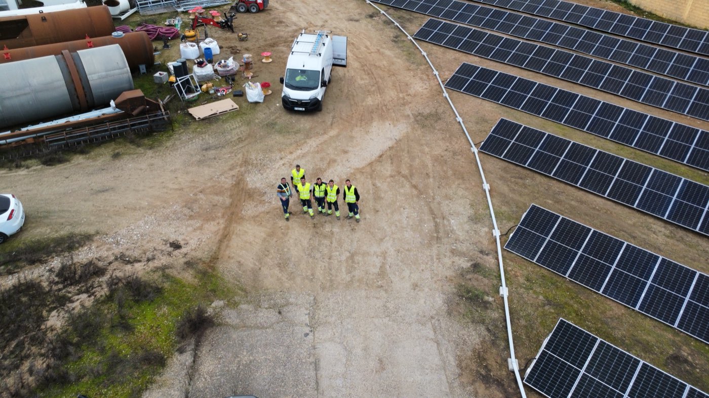 Equipo de Inesol junto a la planta fotovoltaica de 118 kWp instalada en la fábrica de Intrame, en Valladolid