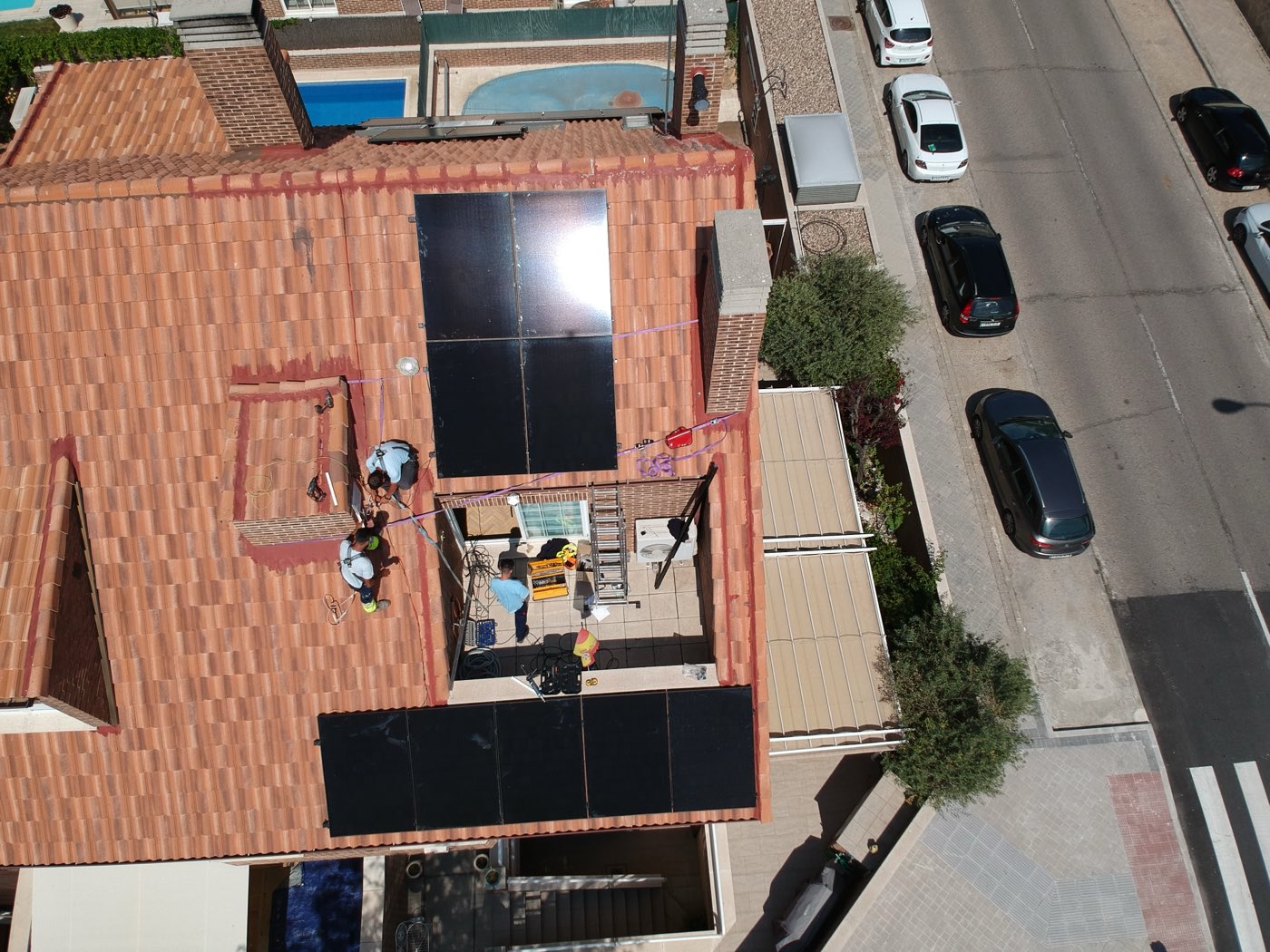 Equipo de Inesol instalando placas solares sobre una cubierta de teja