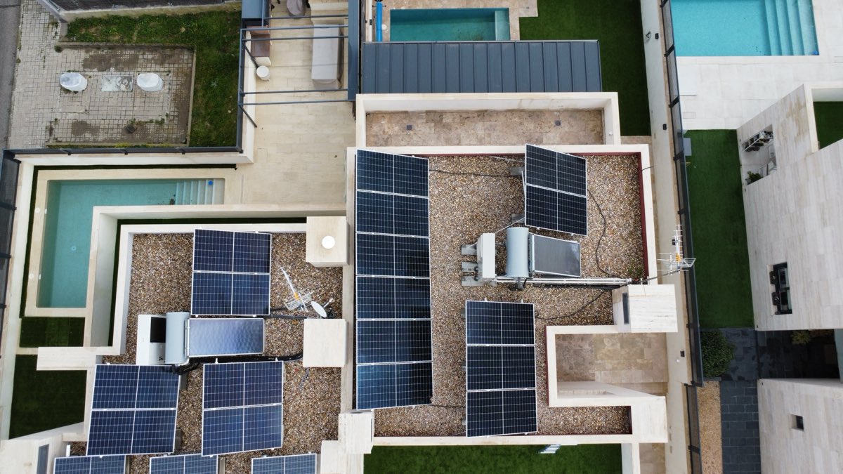 Instalaciones fotovoltaicas sobre cubierta plana en viviendas de Villanueva de la Cañada
