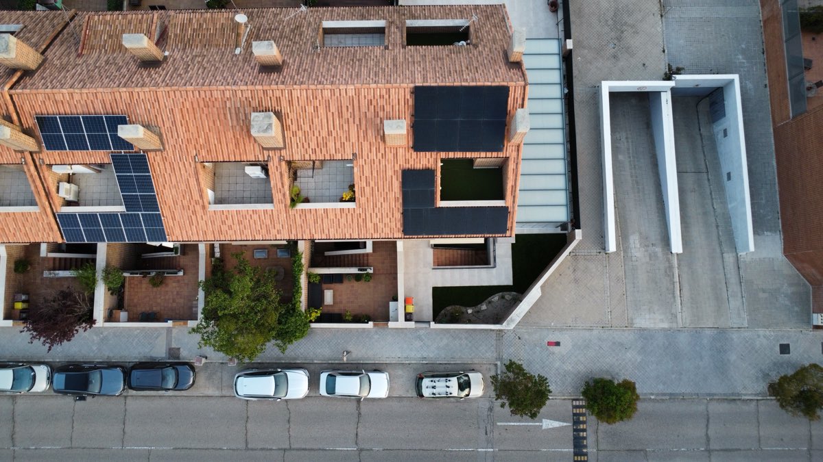 Placas solares instaladas sobre las cubiertas de un conjunto de viviendas adosadas